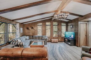 Cabin, 3 Bedrooms, Smoking, Balcony | Living room