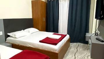 Comfort Quadruple Room | Desk, free WiFi, bed sheets