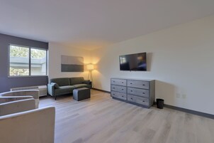 Cortinas blackout, tabla de planchar con plancha y wifi gratis