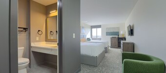 ลิทิทซ์ พอยท์ อินน์ แอนด์ สวีทส์