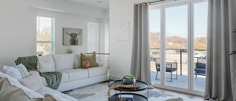 Smart TV, table tennis