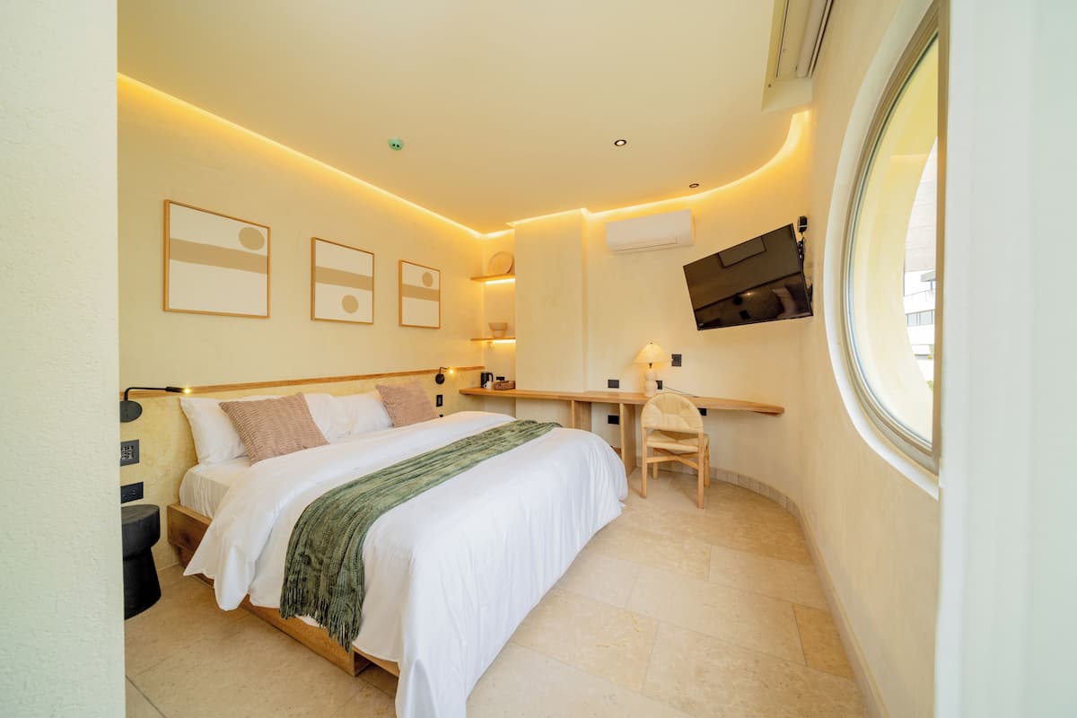 Comfort Double Room, City View | Bar mini, peti besi dalam bilik, meja, kalis bunyi