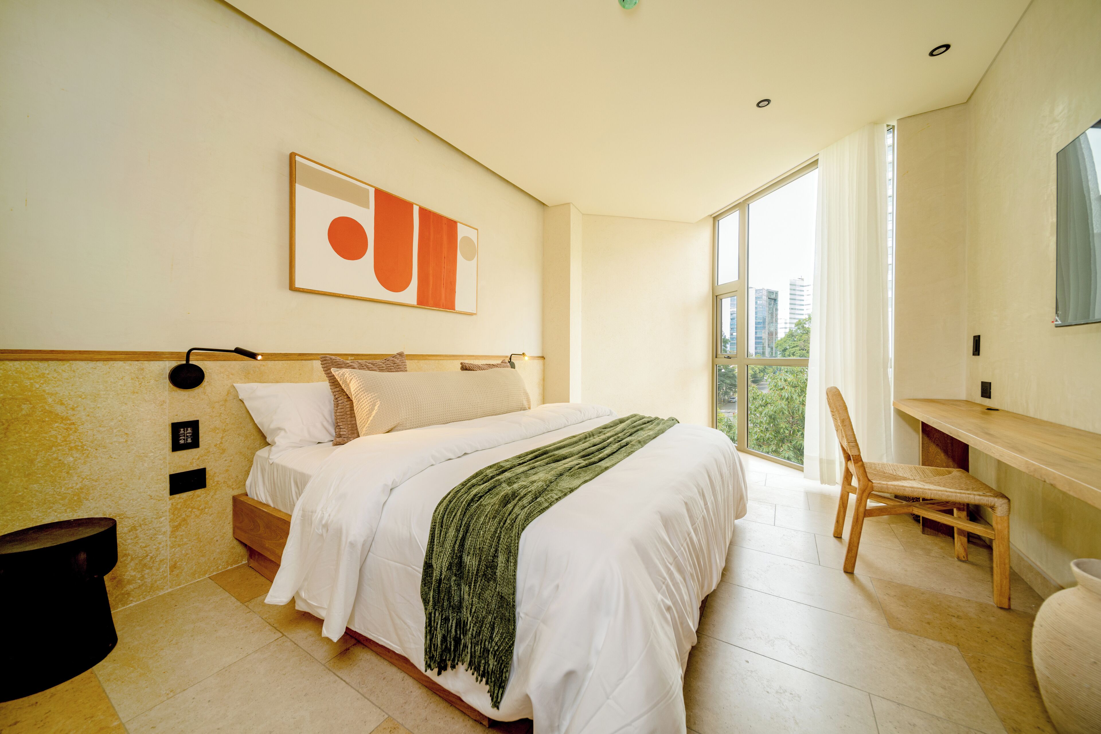 Minibar, caja de seguridad en la habitación y escritorio 