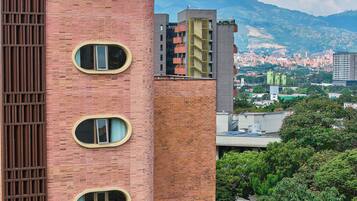 Vista frontal de la propiedad