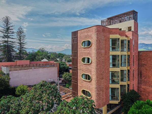 Un edificio de varios pisos con fachada de ladrillo y grandes ventanales.