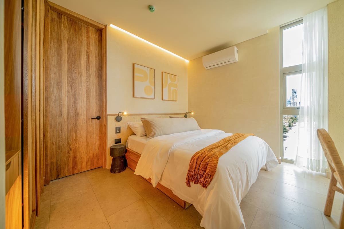 Classic Double Room, City View | Bar mini, peti besi dalam bilik, meja, kalis bunyi