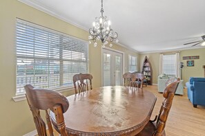 House, Multiple Beds (Lazy Dayz) | Dining