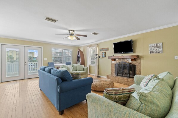 House, Multiple Beds (Lazy Dayz) | Living area