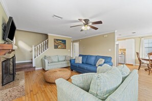 House, Multiple Beds (Lazy Dayz) | Living area