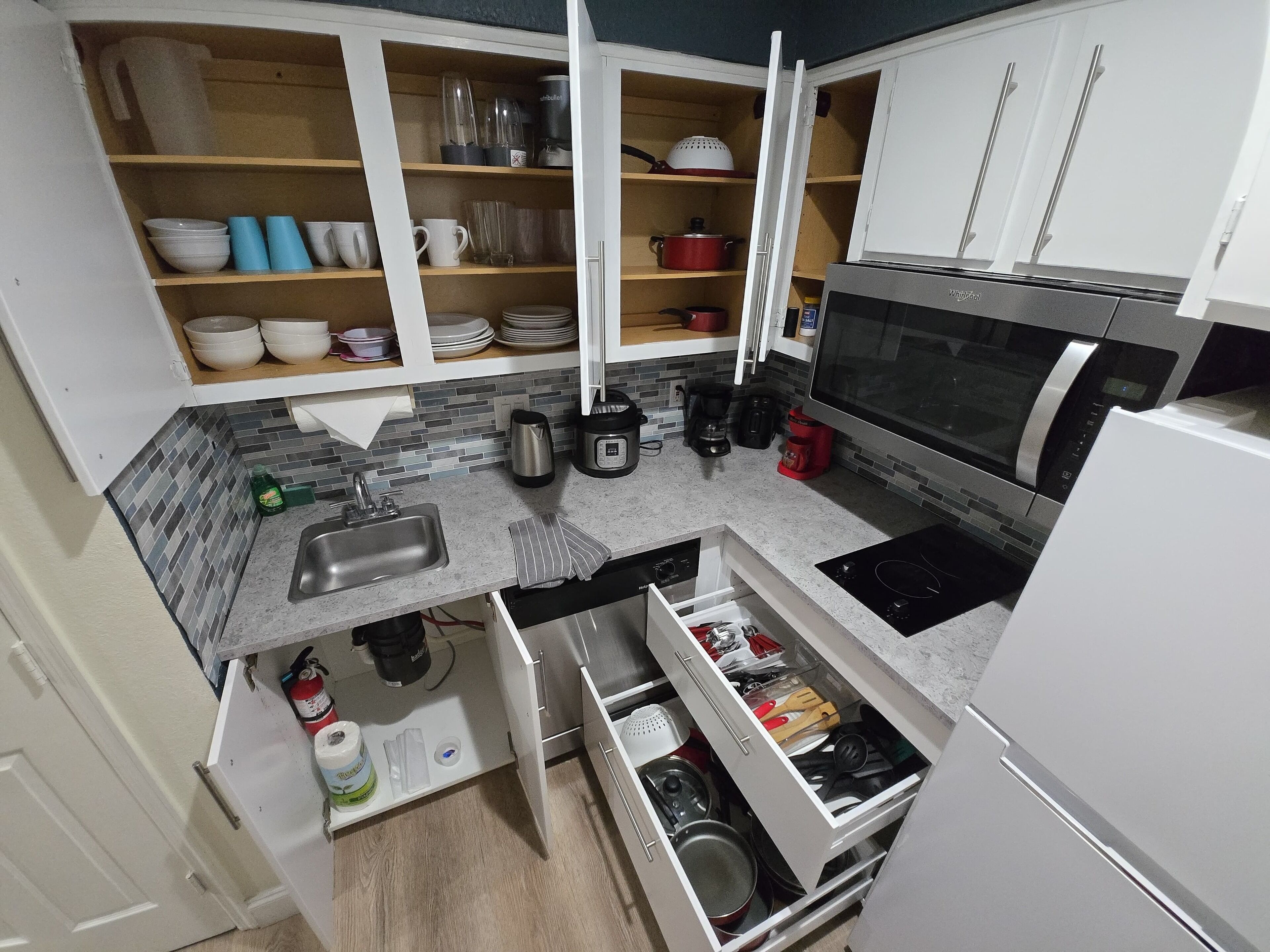 Fridge, microwave, stovetop, dishwasher