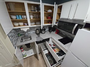 Kylskåp, mikrovågsugn, spishäll och diskmaskin