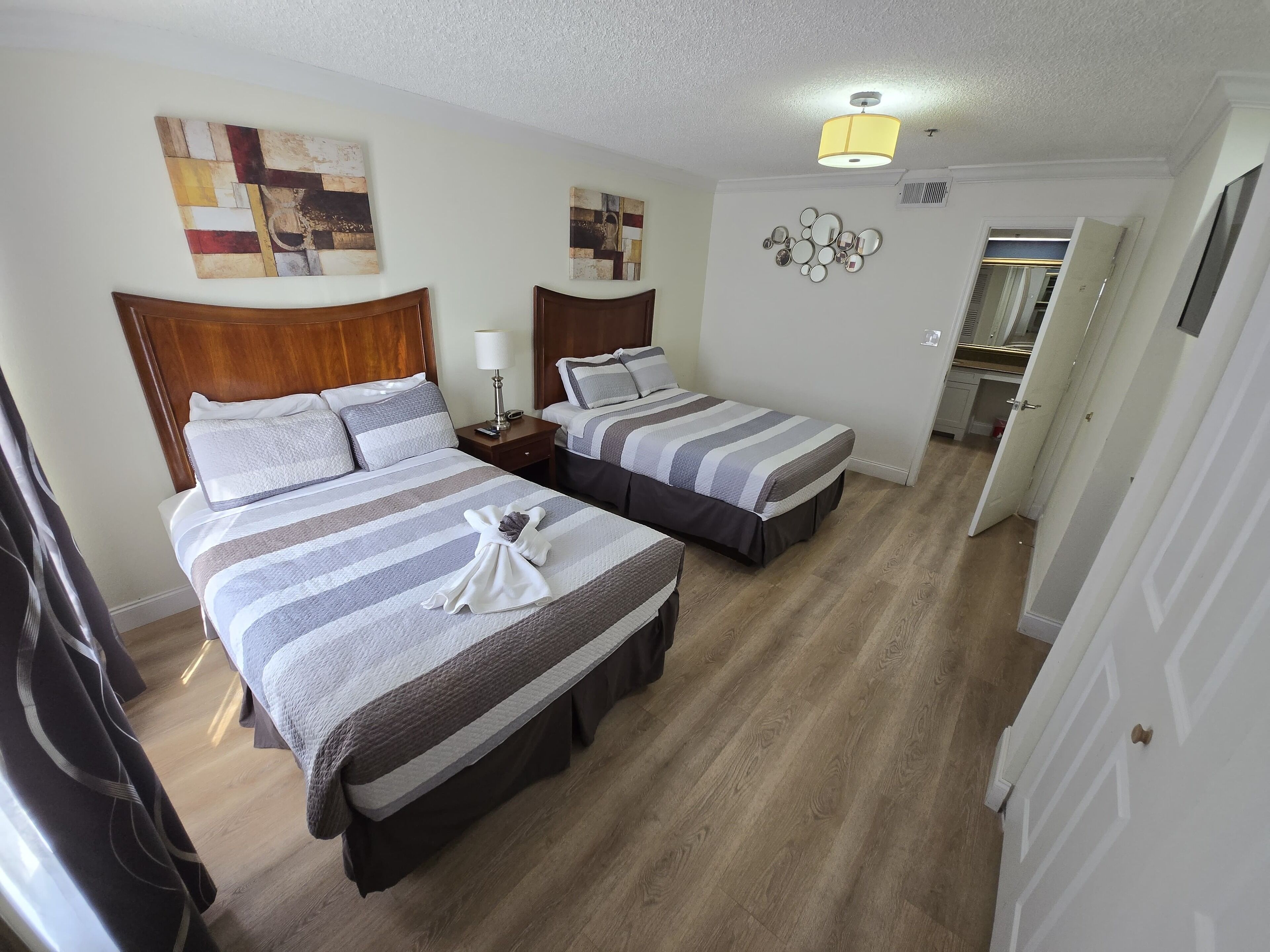 2 quartos, escrivaninha, ferros/tábuas de passar roupa, berço de viagem