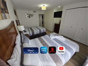 2 sovrum, skrivbord, strykjärn/strykbräda och resesäng