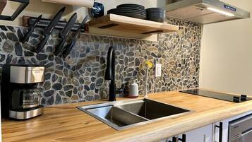 Fridge, microwave, stovetop, dishwasher