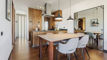 Deluxe Apartment | Dining room