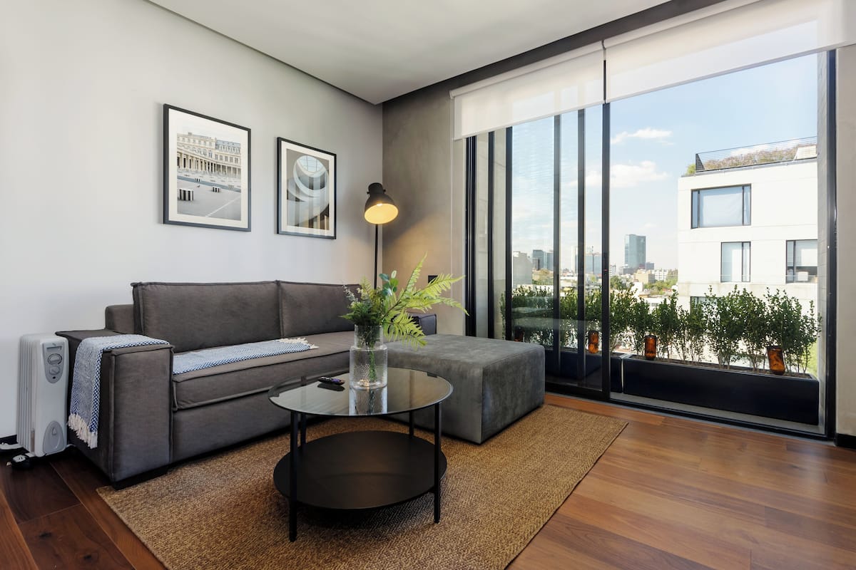 Apartemen Deluks | Ruang keluarga | TV