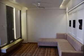 Lobby sitting area - Vilaasitaa Inn (Ujjain)