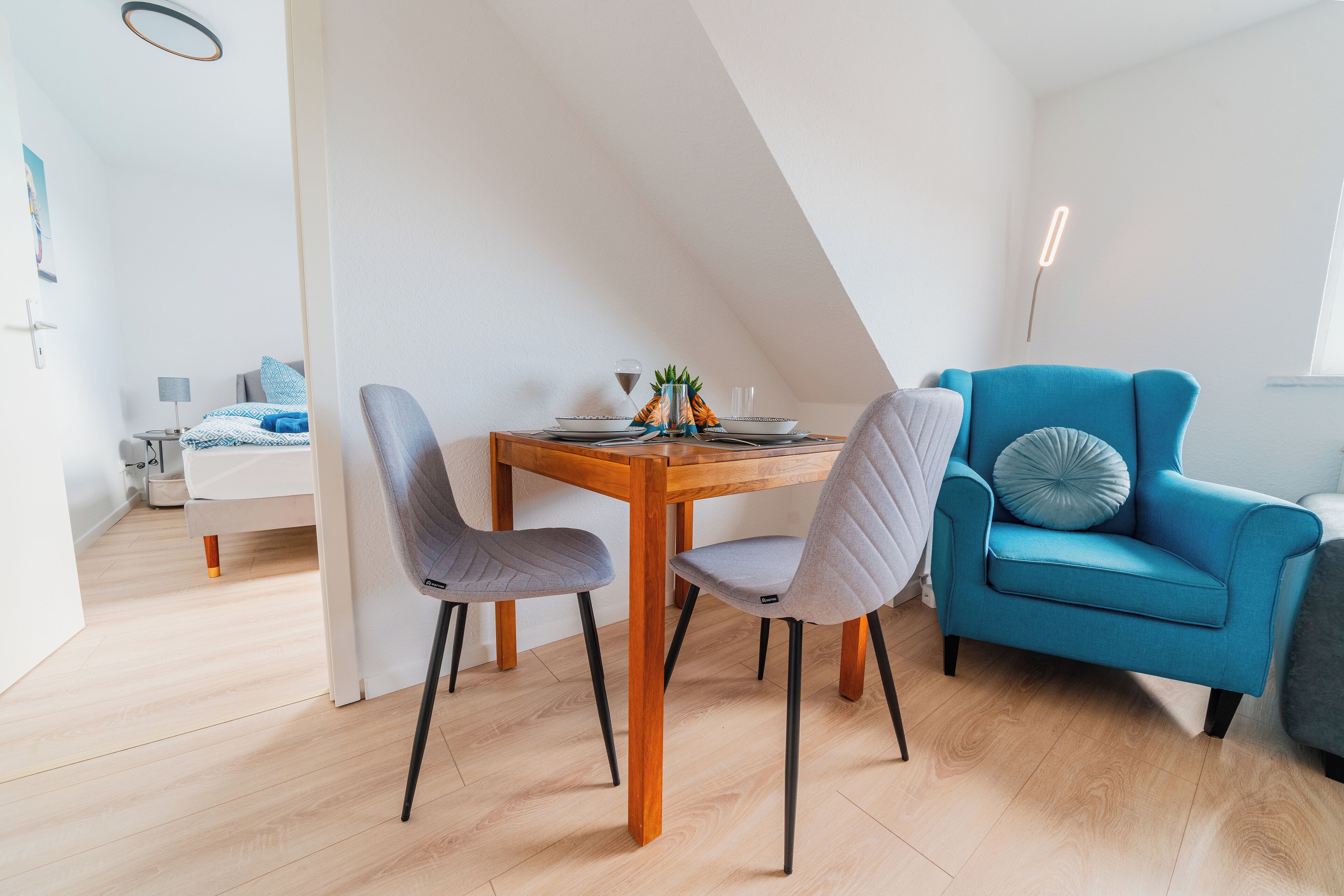 2 soverom, skrivebord, strykejern/-brett og reiseseng for barn