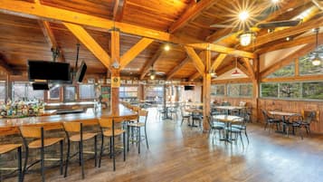 3 restaurantes; se sirve desayuno, almuerzo y cena; cocina americana