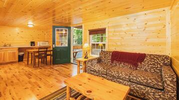 Loft Style Sportsman Cabin 7 Beds | Área de sala de estar | Smart TV de 47 pulgadas con canales vía satélite