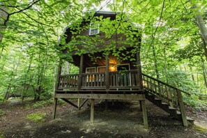 Loft Style Sportsman Cabin 6 Beds | Free WiFi, bed sheets - Adventures on the Gorge (Victor)