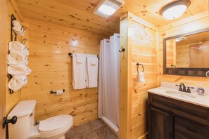 Loft Style Sportsman Cabin 7 Beds | 浴室 | 風筒、提供毛巾、廁紙