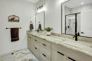 Douche, séchoir à cheveux, serviettes fournies, savon