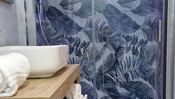 Doccia, asciugacapelli, bidet, asciugamani