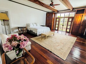 8 bedrooms, desk, iron/ironing board, free WiFi - Independent villa 8BR 7 1/2 BTH Pool Fast WIFI sleeps 18 people (Santa Ana)