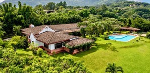 Exterior - Independent villa 8BR 7 1/2 BTH Pool Fast WIFI sleeps 18 people (Santa Ana)