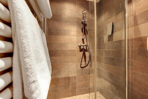 Douche, sèche-cheveux, bidet, serviettes fournies