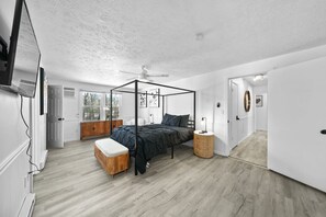 8 bedrooms, desk, iron/ironing board, travel cot - Mighty Duck & Black Bear 2 Hot Tubs On Lake At Heron Hill! (Streetsboro)