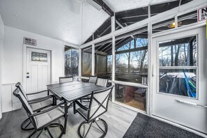 Dining - Mighty Duck & Black Bear 2 Hot Tubs On Lake At Heron Hill! (Streetsboro)