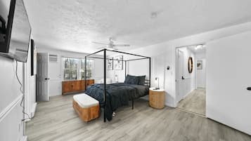 8 bedrooms, desk, iron/ironing board, travel cot