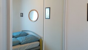 A bedroom with a bed, a round mirror, and a framed picture on the wall. - Hexenstube Morgana Romantic apartment by the national park WLAN Pet-friendly, (Braunlage)