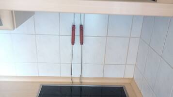 Een koelkast, een magnetron, een kookplaat