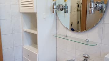Secador de pelo, jabón y papel higiénico