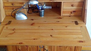 A wooden desk with two lamps, a cup holder with pens, and a power strip. - Hexenstube Morgana Romantic apartment by the national park WLAN Pet-friendly, (Braunlage)