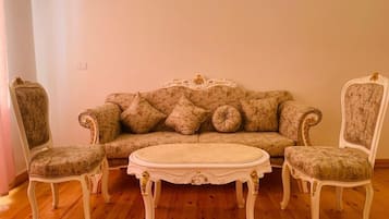 Suite estudio clásica, 1 cama King size, balcón, vista a la ciudad | Caja de seguridad en la habitación, cortinas blackout y insonorización