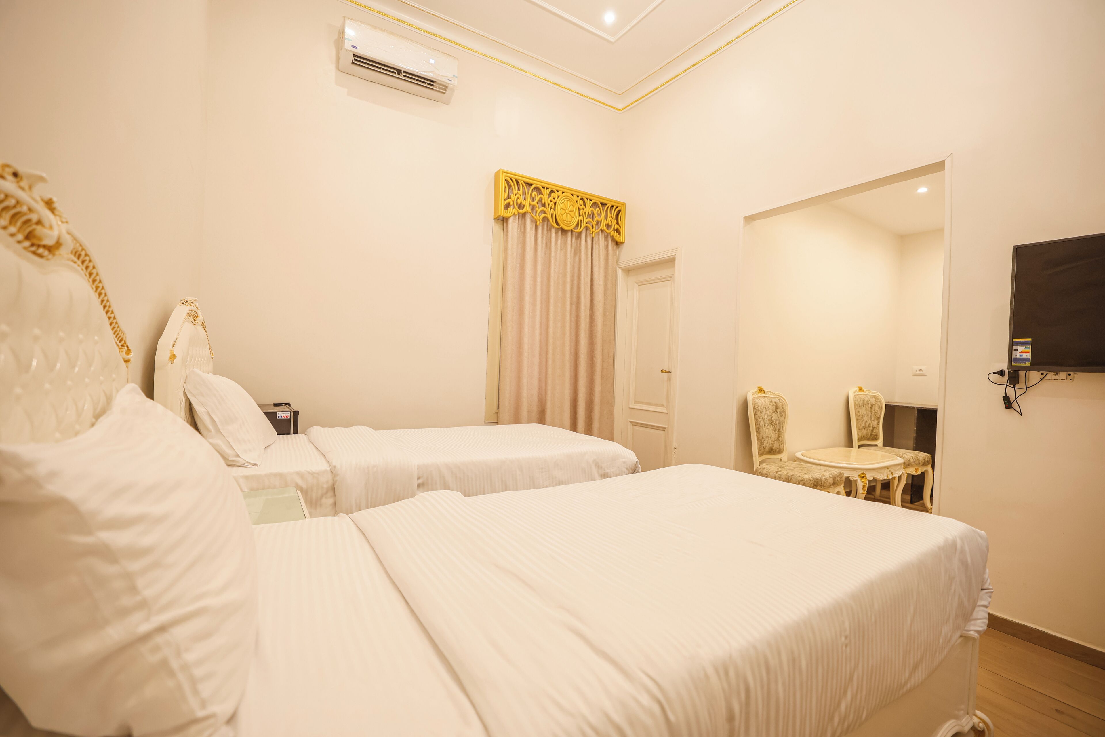 Classic dubbelrum eller tvåbäddsrum | Värdeförvaringsskåp på rummet och arbetsyta för laptop