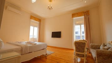 Suíte estúdio clássica, 1 cama King, sacada, vista para a cidade | Cofres nos quartos, espaço de trabalho para notebook, cortinas blackout