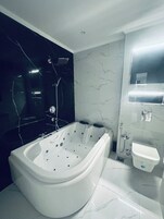 Suíte estúdio clássica, 1 cama King, sacada, vista para a cidade | Banheiro | Secador de cabelo, toalhas de banho, sabonete, shampoo
