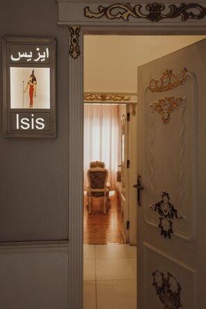 Studiosuite – classic, 1 kingsize-seng, balkong, byutsikt | Safe på rommet, skrivebord for bærbar PC og blendingsgardiner