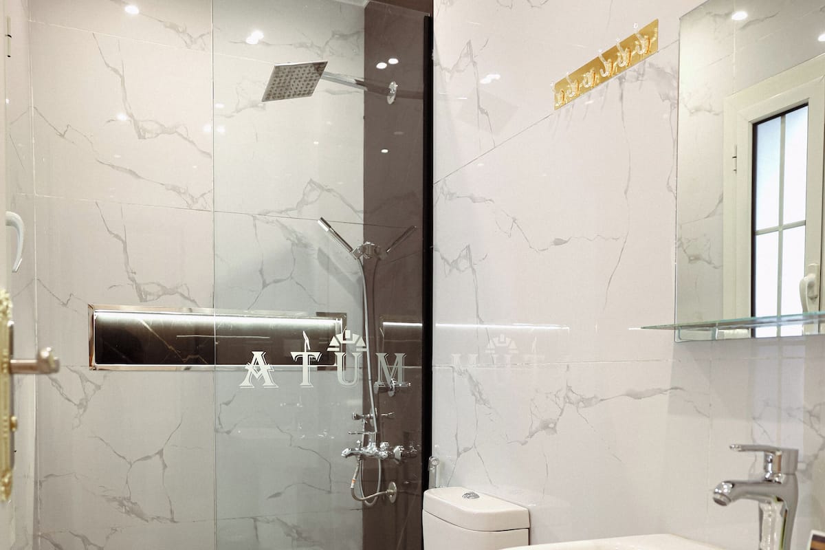 Economy Single Room | Bathroom | Hair dryer, towels, soap, shampoo