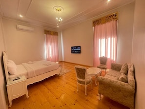 In-room safe, laptop workspace, blackout curtains, soundproofing - Atum (Cairo)
