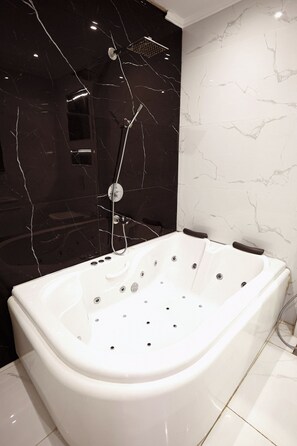 Classic Studio Suite, 1 King Bed, Balcony, City View | Bathroom | Hair dryer, towels, soap, shampoo - Atum (Cairo)