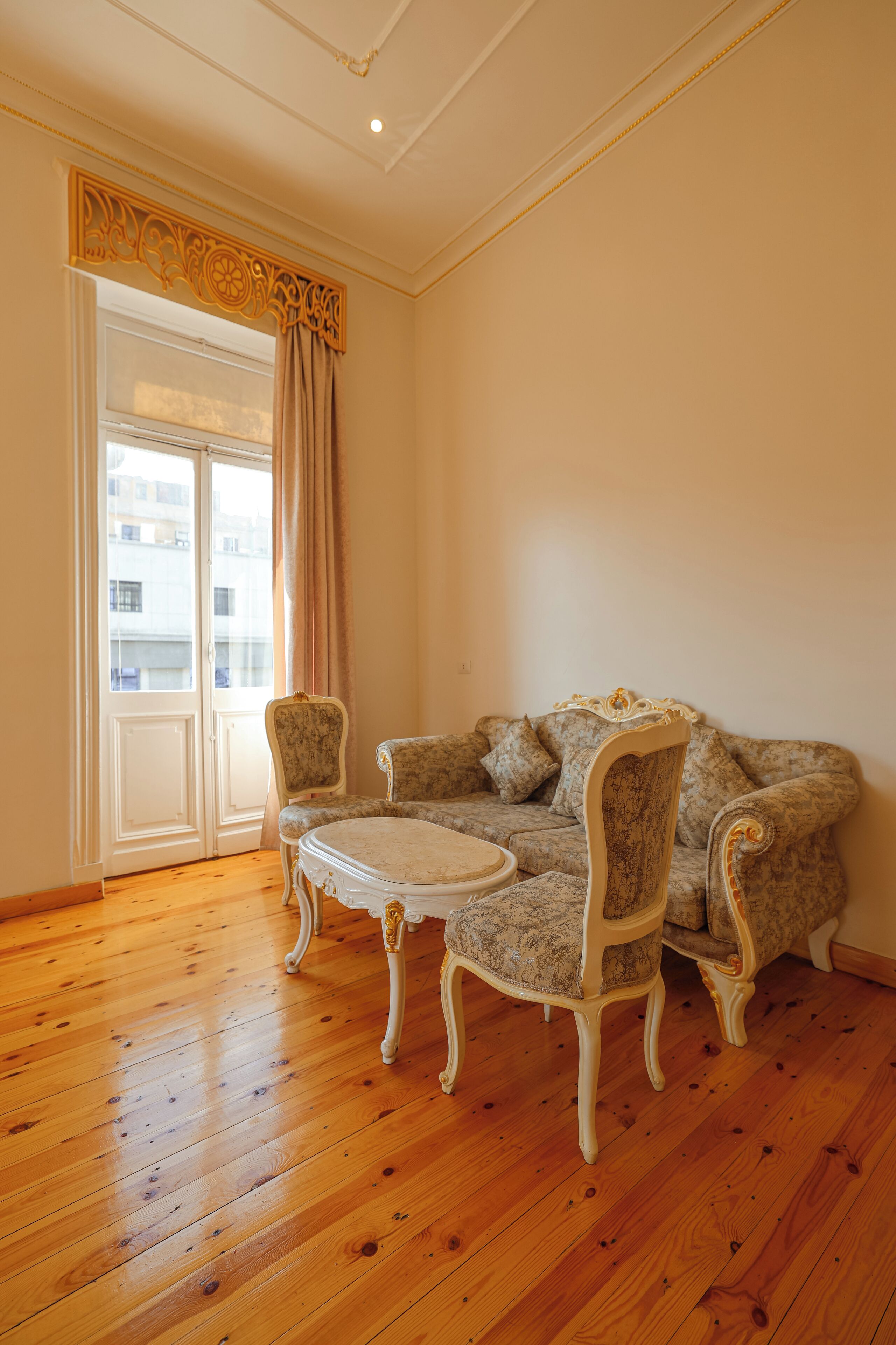 Classic Studio Suite, 1 King Bed, Balcony, City View | In-room dining