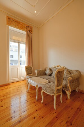 Studiosuite – classic, 1 kingsize-seng, balkong, byutsikt | Spiseområde på rommet