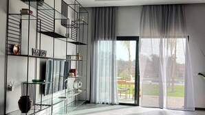 Luxe villa, balkon, uitzicht op de woestijn | Woonruimte