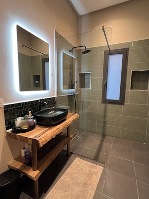 Luxury-Villa, Balkon, Blick auf die Wüste | Badezimmer